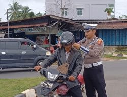 Kurangi Angka Pelanggaran, Satlantas Polres Bintan Bagikan Helm Gratis