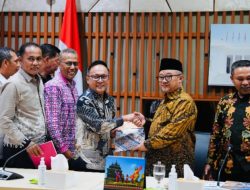 Sekda Bengkalis Serahkan Dokumen Usulan Peningkatan Pendidikan kepada Mendikdasmen