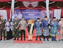 Kasmarni Pimpin Upacara Hardiknas 2025 dan Bacakan Amanat Menteri Pendidikan