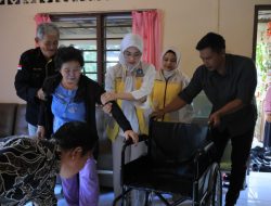 Jelang Hari Lansia Nasional, Hafizha Bagi-bagi Kursi Roda