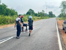 Tulus Membantu, Anggota Polres Bintan Evakuasi Ratusan Ikan Milik Pengendara Tercecer Dijalan