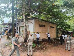 Dibangun di Atas Drainase, Bangunan Milik Warga Disegel Satpol PP