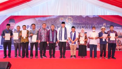 Wamen Ossy Serahkan Sertipikat Tanah di Lombok Barat, Bukti Negara Hadir Lindungi Hak Rakyat