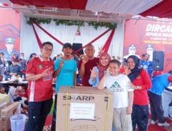 Sempat diguyur Hujan, Ribuan Masyarakat Ikuti Jalan Sehat Bermasa