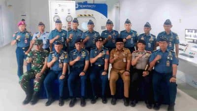 Wali Kota Lis Darmansyah Terima Brevet Kehormatan Kesehatan Penyelaman Hiperbarik dari RSAL dr Midiyato S