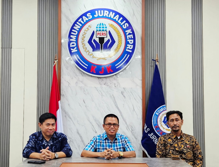 Ketua Umum KJK Ady Indra Pawennari berama dua praktisi hukum Dr. Achmad Yani, SH, MH dan Agustinus Marpaung, SH, MH bersepakat membentuk LBH KJK. Dok Humas KJK
