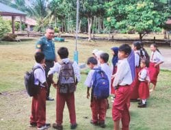 Perkokoh Jiwa Nasionalisme Para Siswa, Babinsa Gajah Sakti Giat Komsos