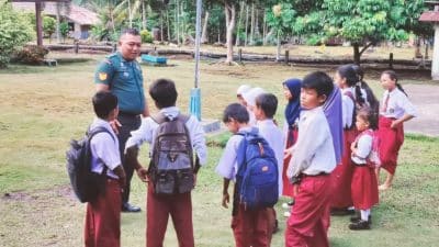 Perkokoh Jiwa Nasionalisme Para Siswa, Babinsa Gajah Sakti Giat Komsos