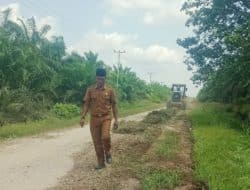 Perbaiki Jalan Poros Desa, Pj. Kades Sumber Jaya Jalin Kerja Sama dengan BOB